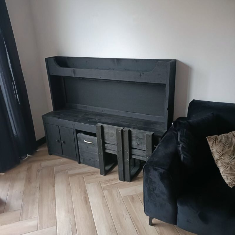 een speelhoek in de woonkamer met black wash kleurbehandeling