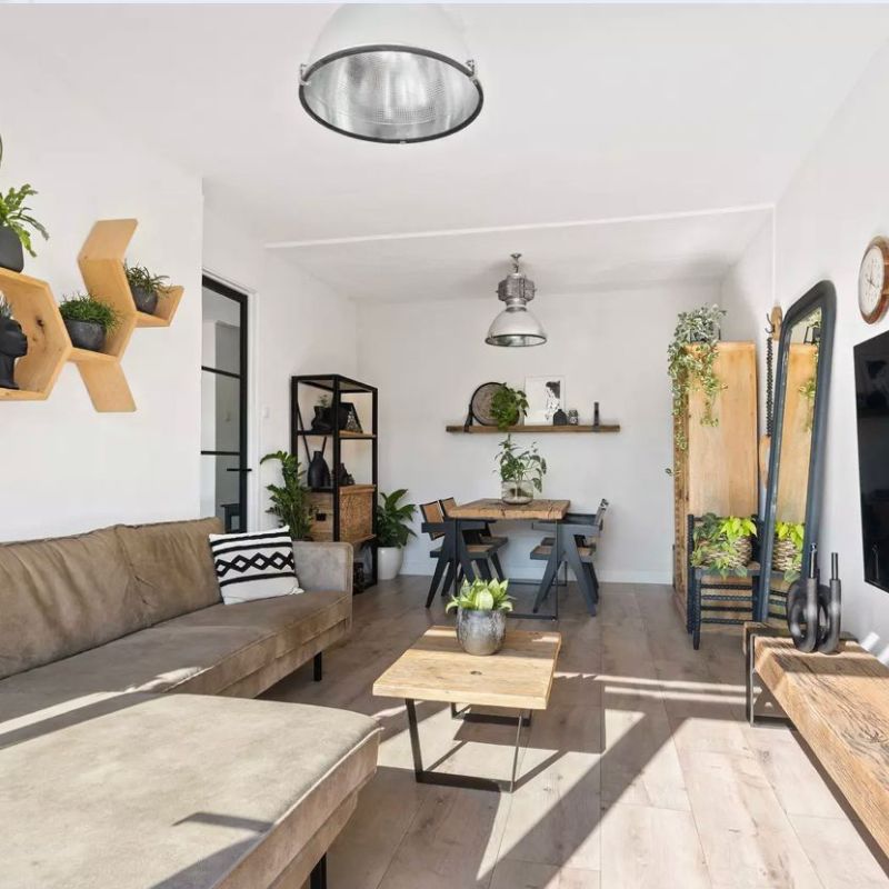 een spiegel in de woonkamer