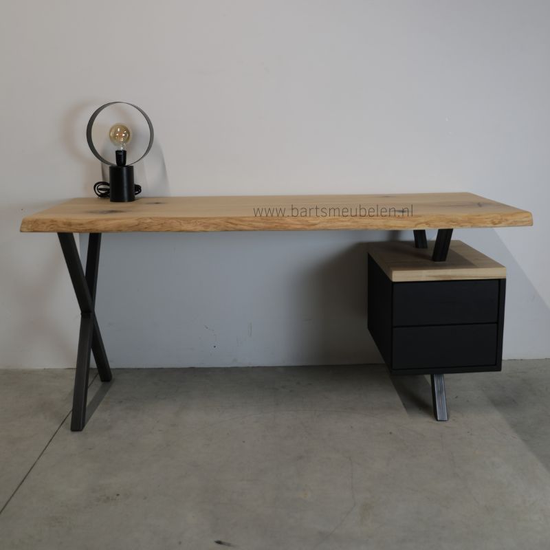 eikenhouten bureau met ingebouwde kastje zwevend op maat eikenhouten bureau met ingebouwde kastje zwevend op maat