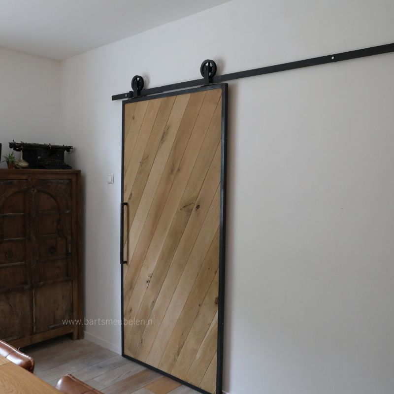 eikenhouten loftdeur in stalen frame op rails eikenhouten loftdeur in stalen frame op rails