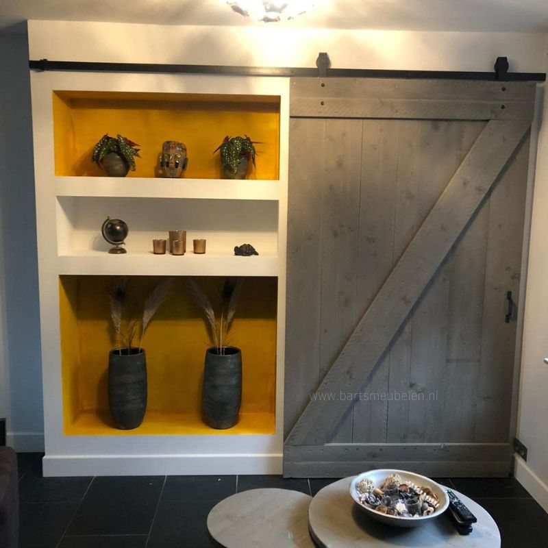 enkele schuifdeur van steigerhout met greywash