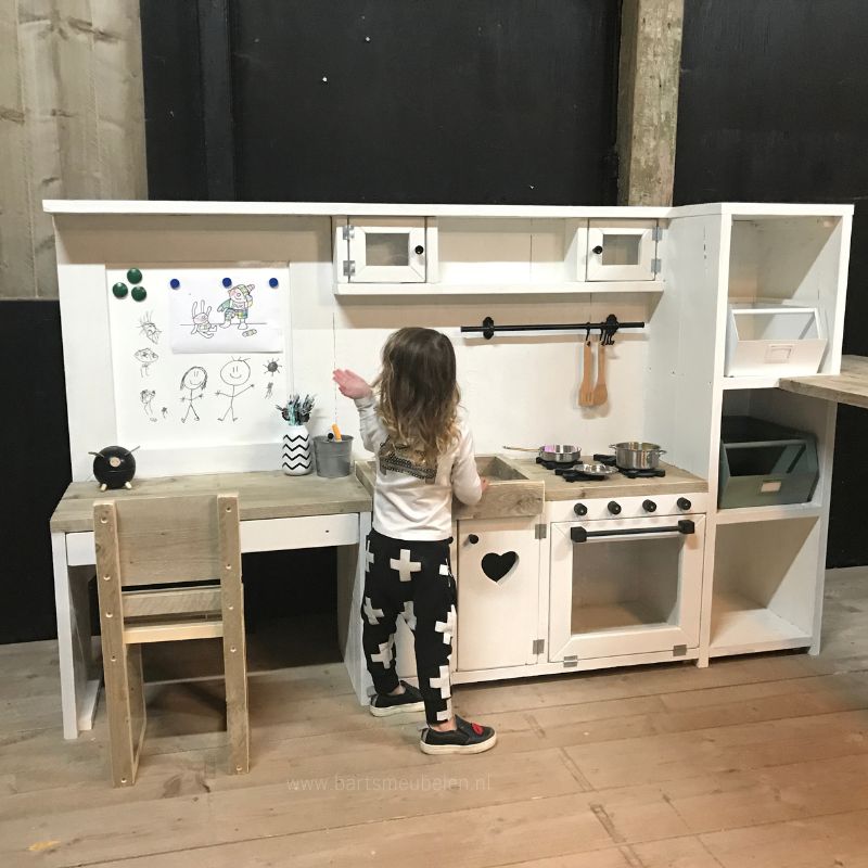 maatwerk speelmeubel met bureau voor in de woonkamer sfeerfoto maatwerk speelmeubel met bureau voor in de woonkamer - sfeerfoto