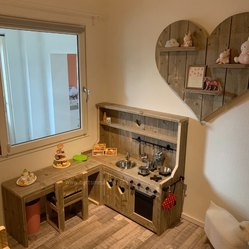 maatwerk speelmeubel van old look steigerhout met stoeltje