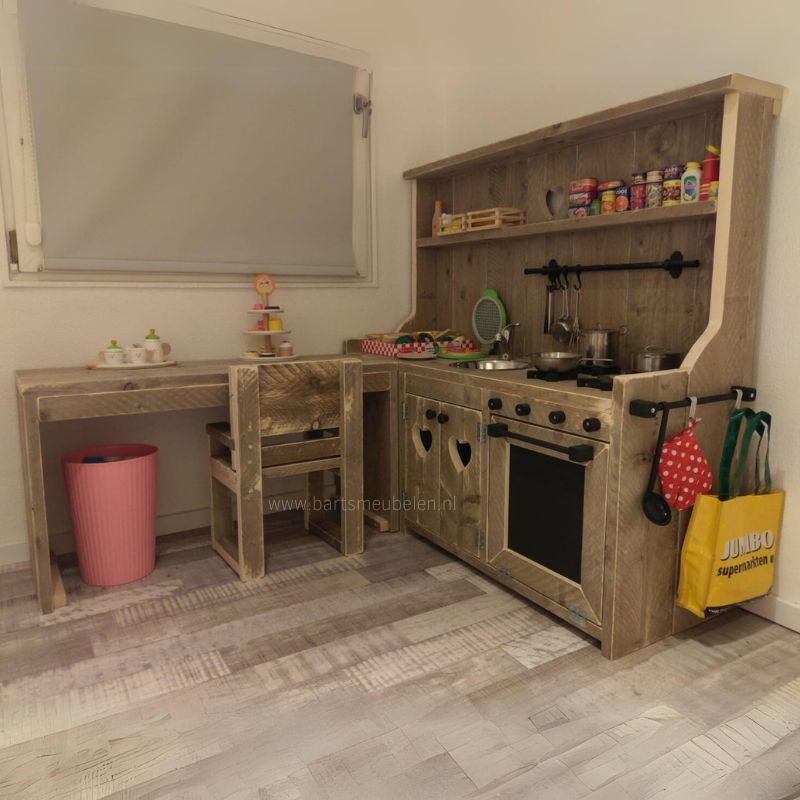 maatwerk speelmeubel van old-look steigerhout - sfeerfoto