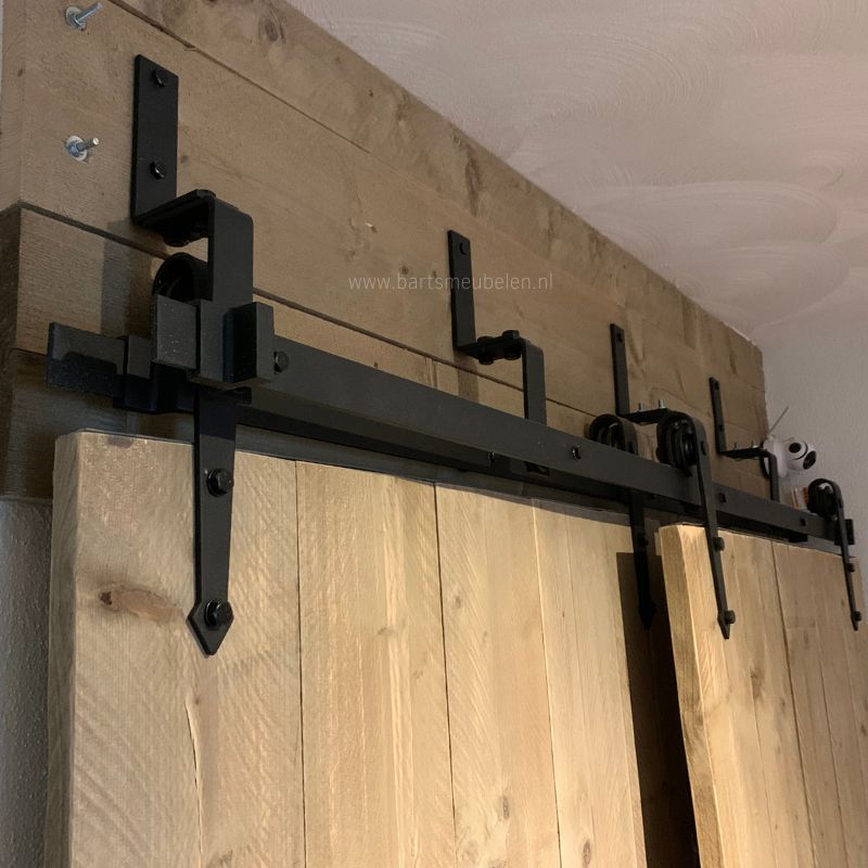 schuifdeurbeslag dubbele deur die voor elkaar langs schuiven