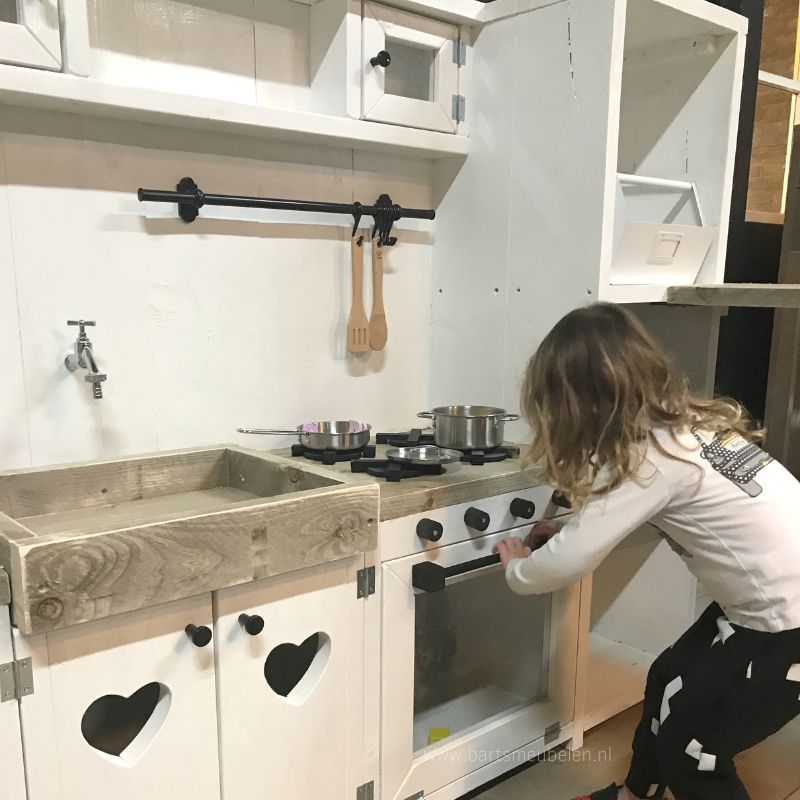 sfeerfoto speelmeubel met bureau in de woonkamer sfeerfoto speelmeubel met bureau in de woonkamer