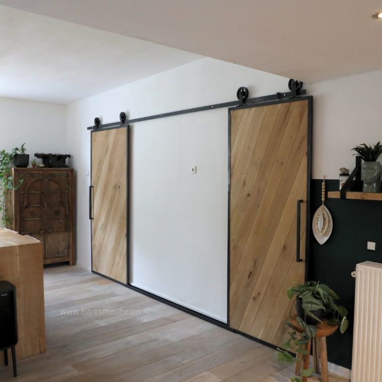 twee loftdeuren op een rails