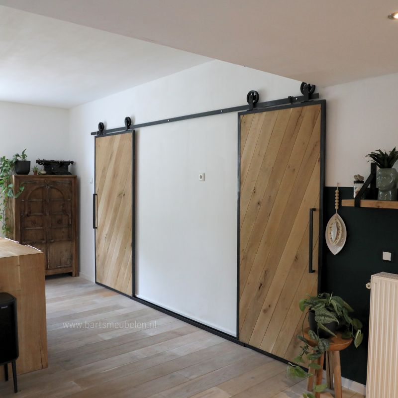 twee loftdeuren op een rails