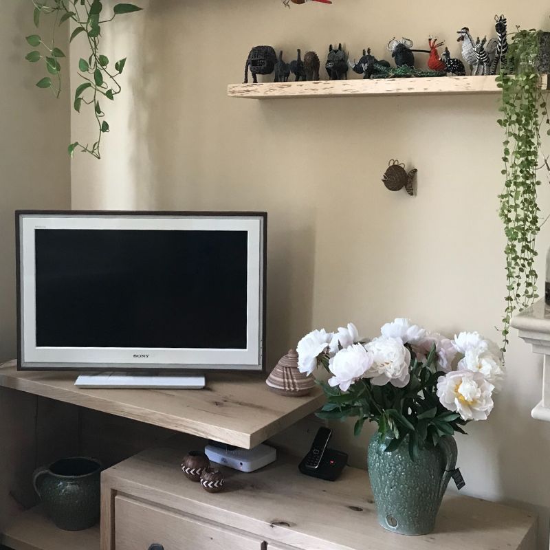 wandplank boven de tv in de woonkamer wandplank boven de tv in de woonkamer