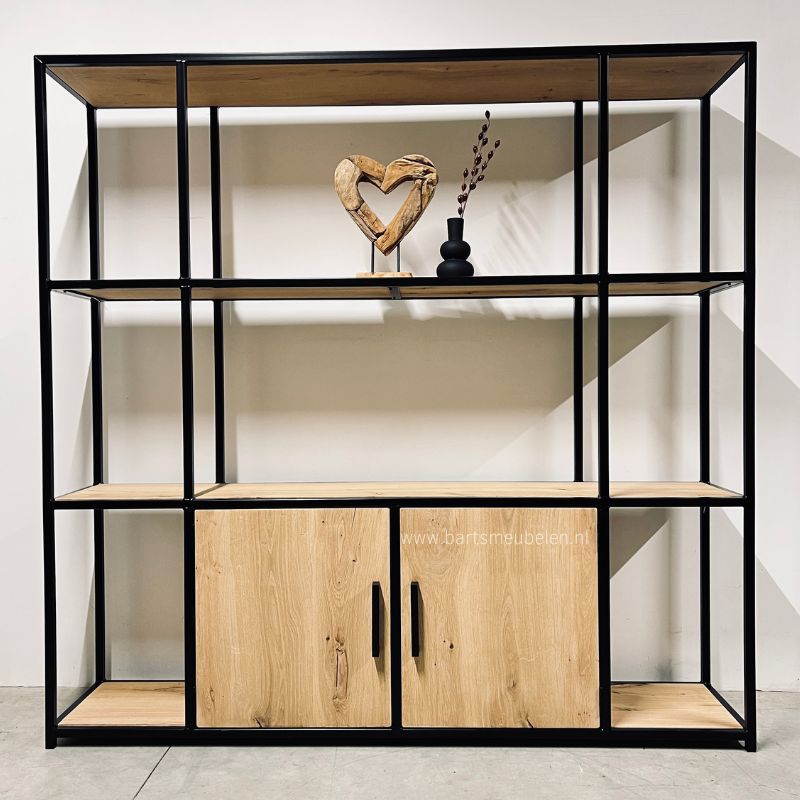 woonkamerkast met open vakken en dichte opbergruimte van eikenhout en staal