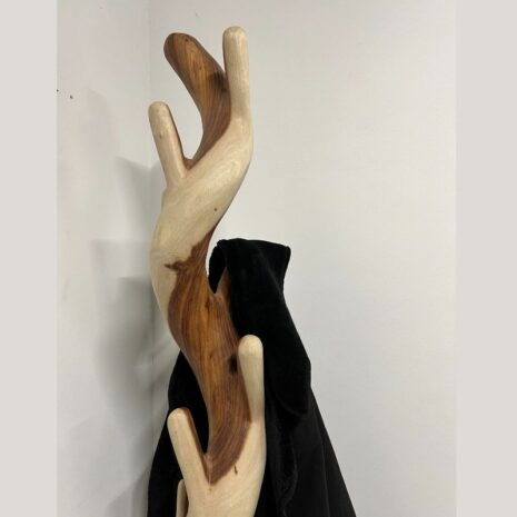 Details staande houten kapstok met ronde vormen Details staande houten kapstok met ronde vormen