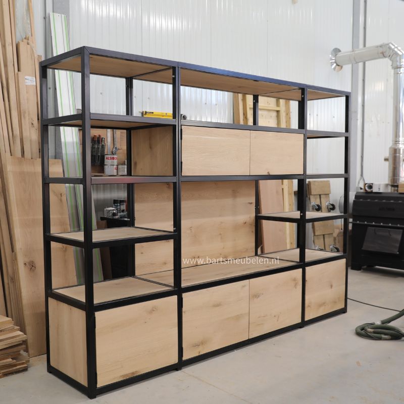 Een maatwerk kast van eikenhout en staal voor de bedrijfsruimte uit meerdere delen Een maatwerk kast van eikenhout en staal voor de bedrijfsruimte uit meerdere delen