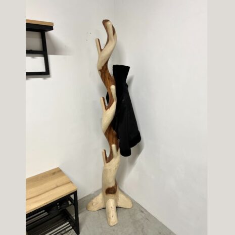 Staande houten kapstok met ronde vormen