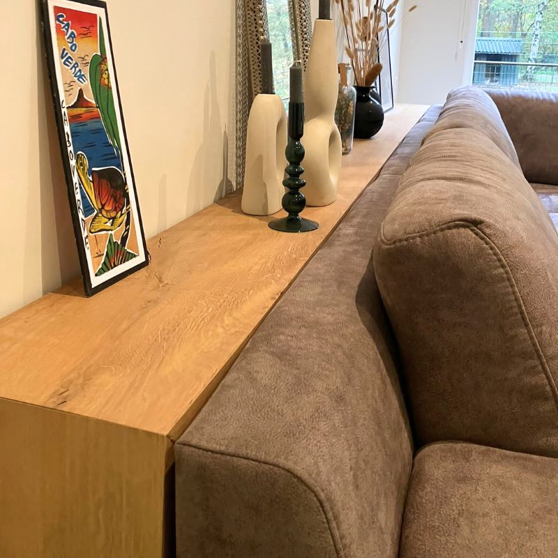 eikenhouten sidetable achter bank detailfoto eikenhouten sidetable achter bank -detailfoto