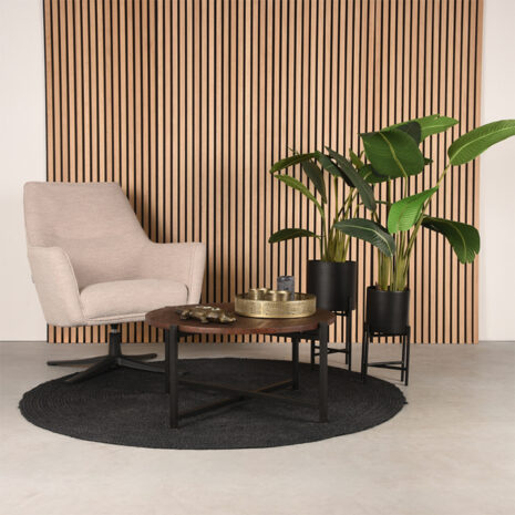 sfeerfoto: Mangohouten bijzettafel Dox, LABEL51, 70x70x35cm, espresso mangohout en zwart metalen onderstel