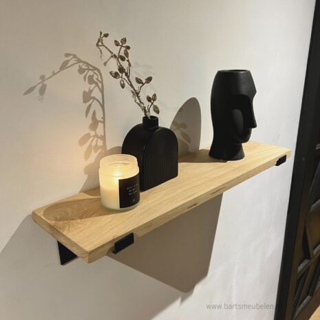 Eiken wandplank 25mm dragende plankdragers zwart Eiken wandplank 25mm + dragende plankdragers zwart