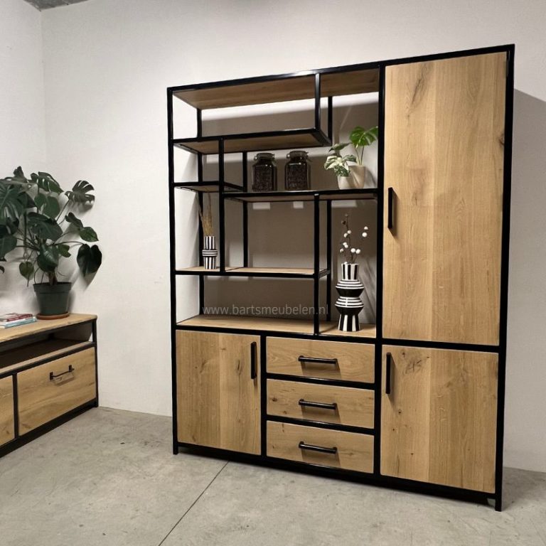 Industriele kast met veel opbergruimte van eik en staal