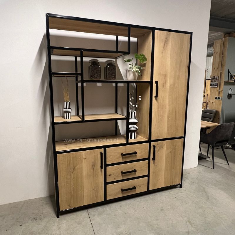 Industriele kast met veel opbergruimte Industriele kast met veel opbergruimte