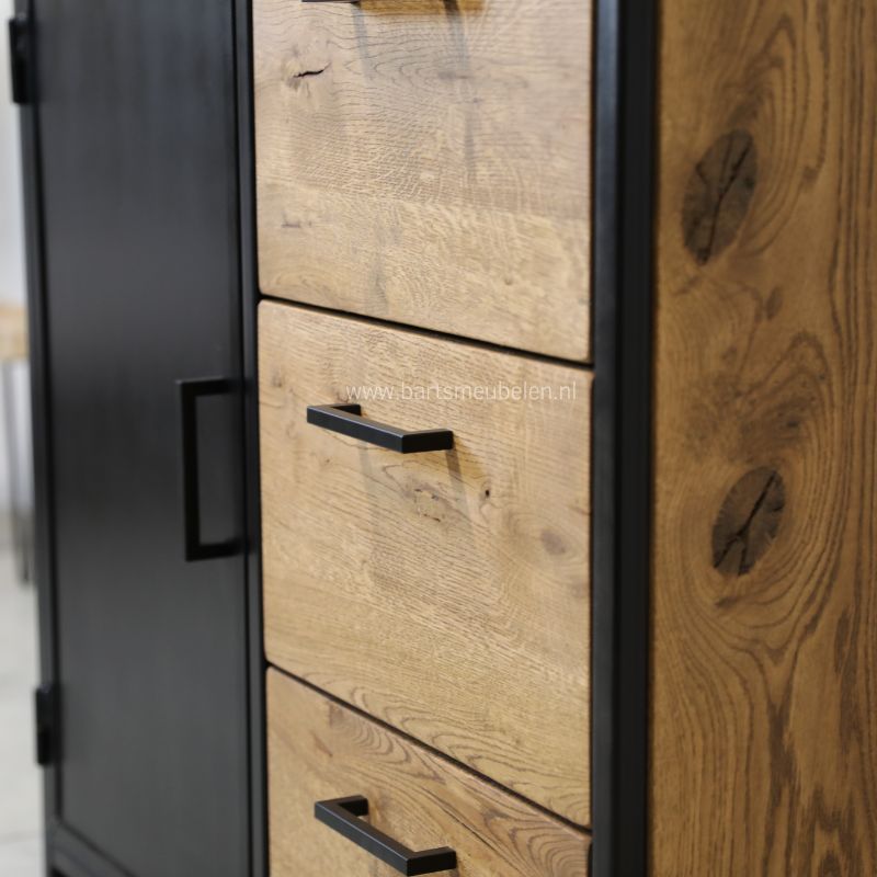Kast gerookt eikenhout met zwart staal details
