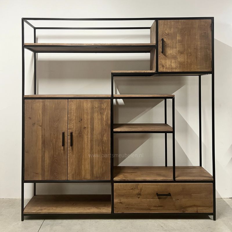 Kast industrieel met vakken op maat