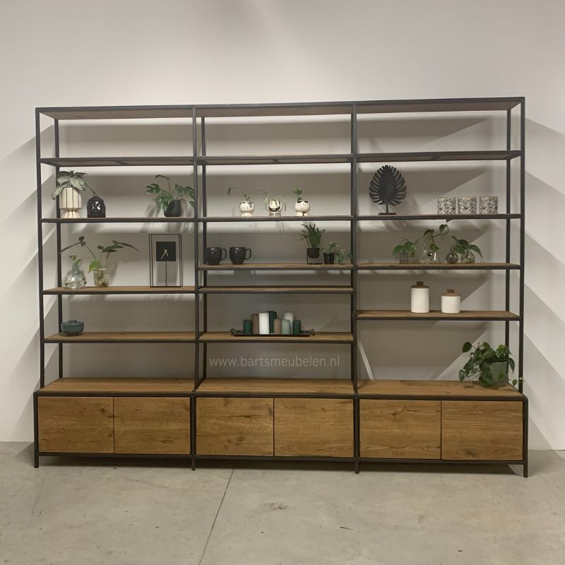 Maatwerk boekenkast industrieel in Den Haag van eikenhout en staal Maatwerk boekenkast industrieel in Den Haag