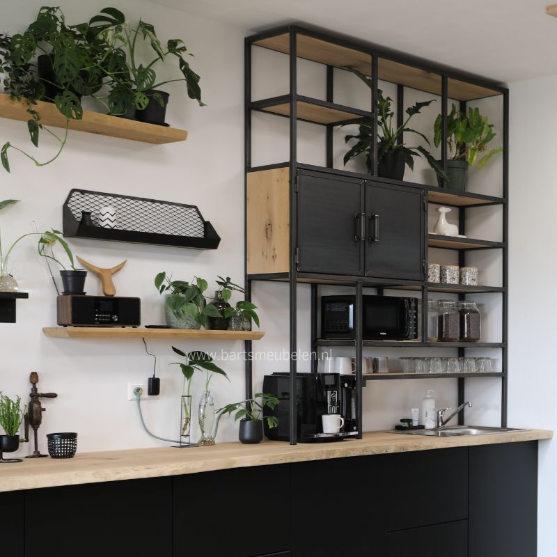 Maatwerk keukenkast bovenop het keukenblad van eikenhout en staal