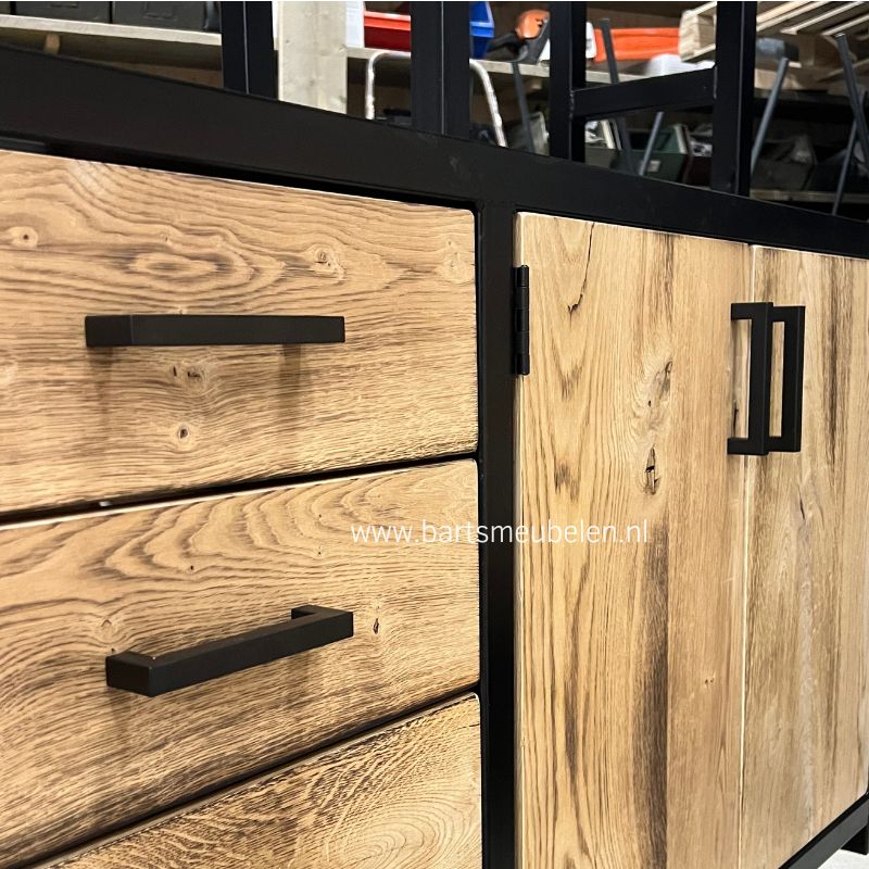 Maatwerk wandkast eik en staal in Voorburg details