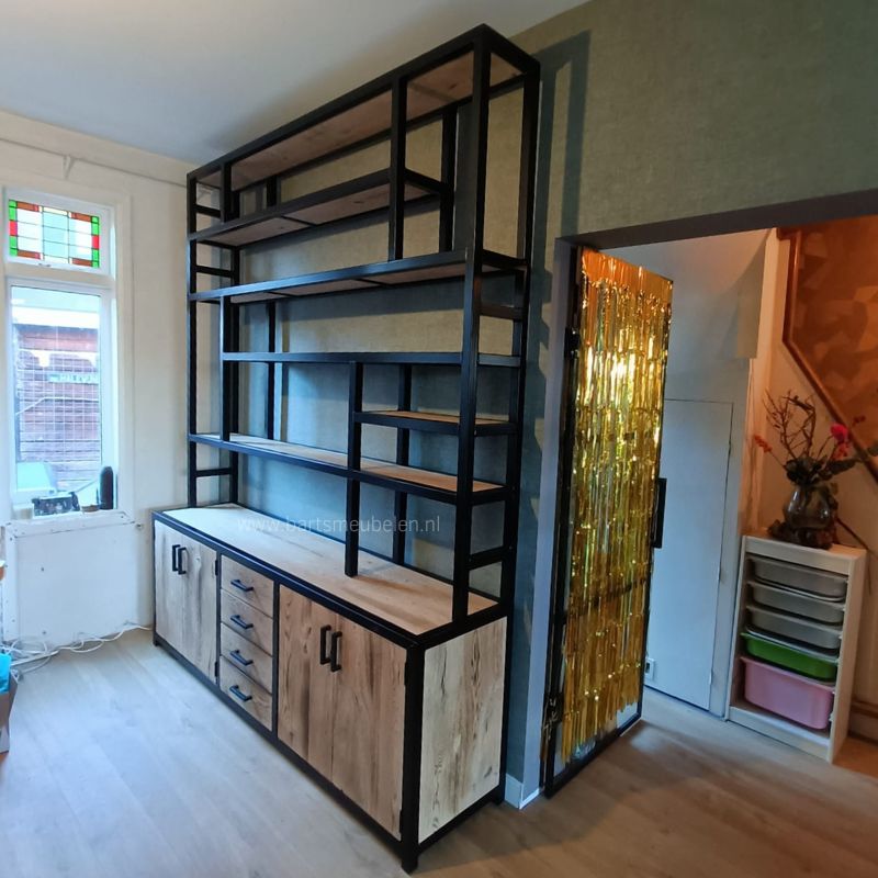Maatwerk wandkast eikenhout en staal in Voorburg