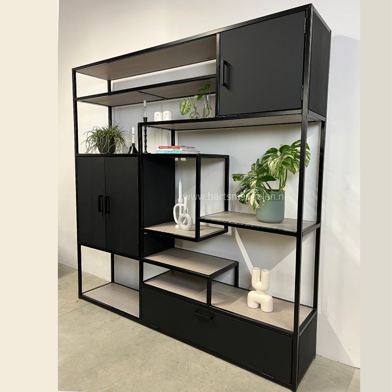 Vakkenkast 8 eikenhout en staal + smiling vyper op het eik