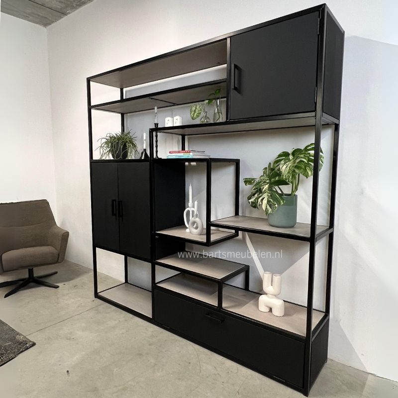 Vakkenkast 8 eikenhout en staal + smiling vyper op het eikenhout