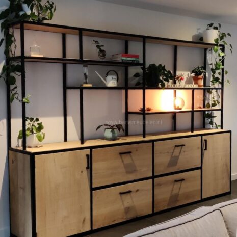Wandkast industrieel zeeland van eikenhout en staal