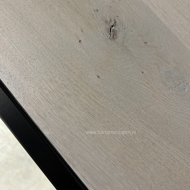 detail Vakkenkast 8 eikenhout en staal + smiling vyper op het eikenhout