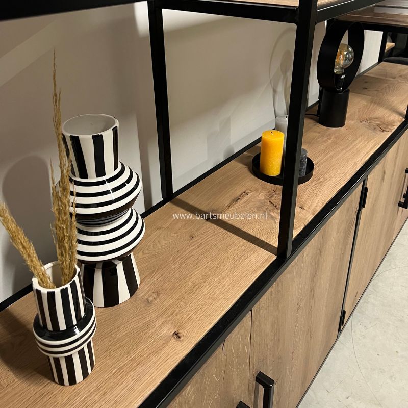 detail foto Wandkast vintage eik en staal in Heerhugowaard detail foto Wandkast vintage eik en staal in Heerhugowaard