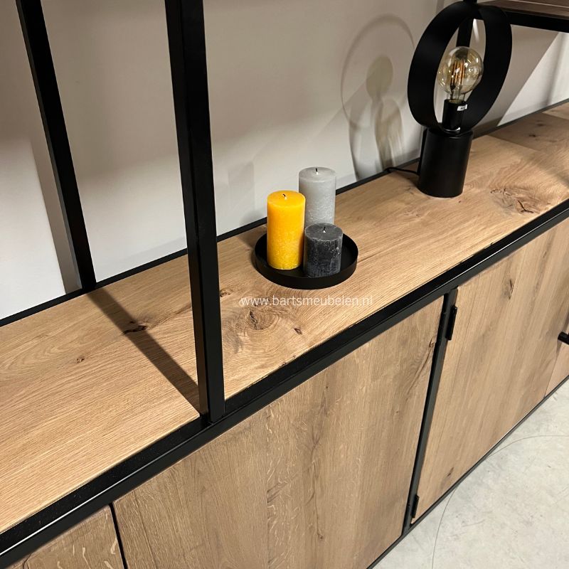 details Wandkast vintage eik en staal in Heerhugowaard details Wandkast vintage eik en staal in Heerhugowaard