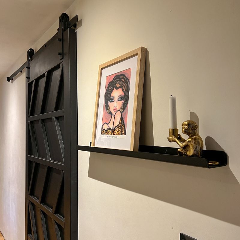 fotoplank zwart metaal in een smalle hal fotoplank zwart metaal in een smalle hal