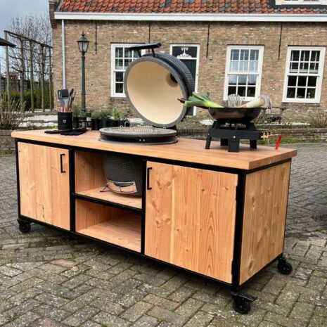 grill-guru-in-kamado-tafel-met-asia-wok