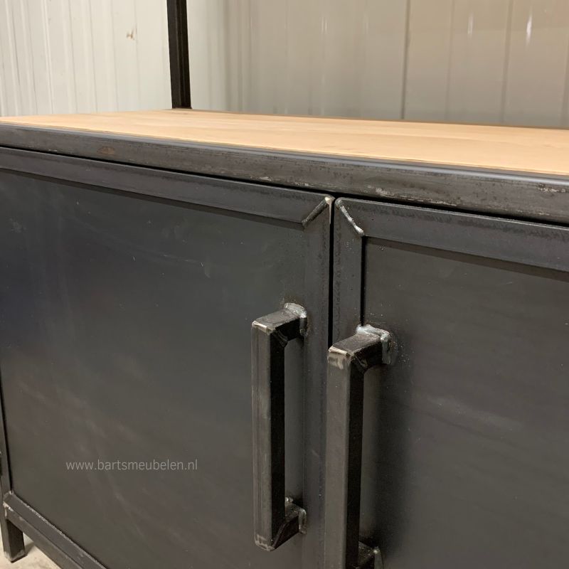 industriele kast met stalen deuren en eiken legplanken detail handgrepen industriele kast met stalen deuren en eiken legplanken - detail handgrepen