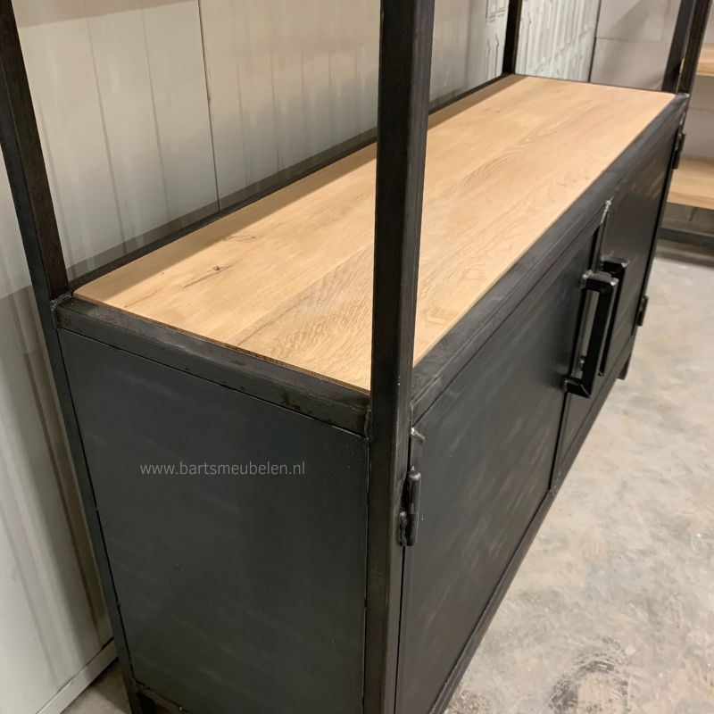 industriele kast met stalen deuren en eiken legplanken detail industriele kast met stalen deuren en eiken legplanken - detail