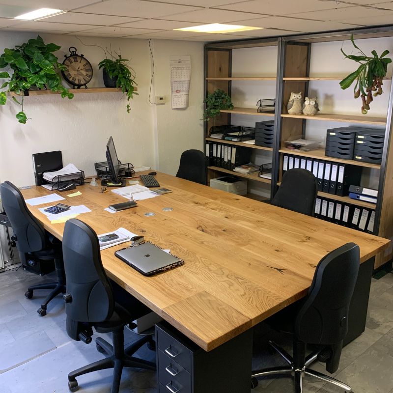 open kasten voor het kantoor van eikenhout en staal met legplanken open kasten voor het kantoor van eikenhout en staal met legplanken