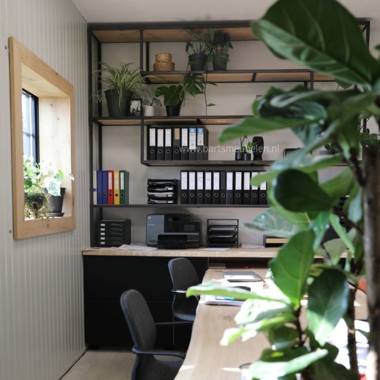 sfeer - maatwerk bovenkast op kantoor van eikenhout en staal