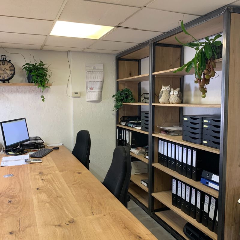 sfeervolle open kasten voor op het kantoor van eikenhout en staal sfeervolle open kasten voor op het kantoor van eikenhout en staal