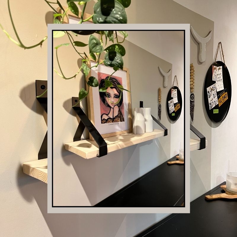 steigerhouten wandplank met zwart metalen beugels steigerhouten wandplank met zwart metalen beugels