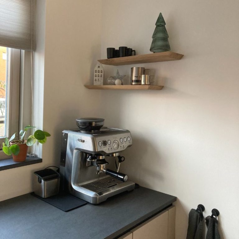 wandplanken boven het koffiezetapparaat - modern met verjongde randen