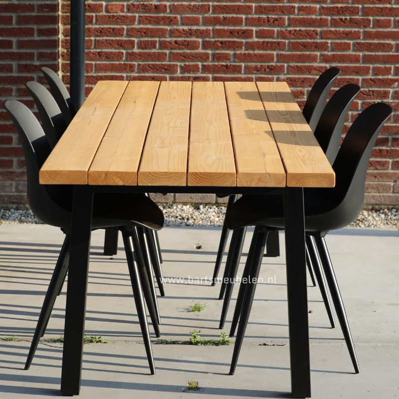 douglas houten tuintafel met zwarte kuipstoelen voor de tuin
