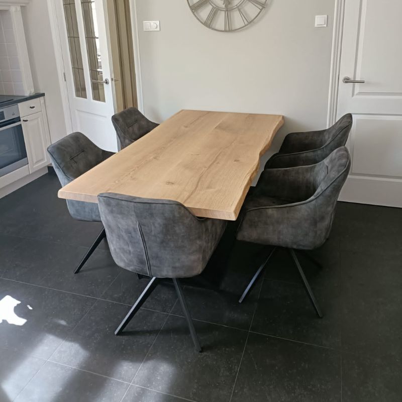 eikenhouten boomstamtafel met licht grillige randen