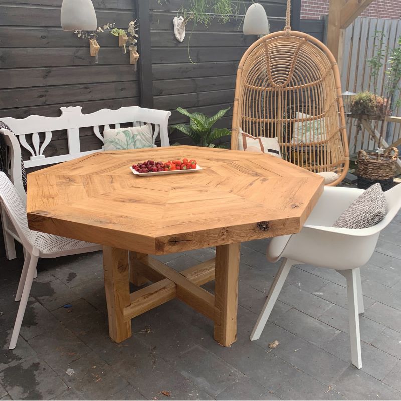 eikenhouten tuintafel onder de overkapping