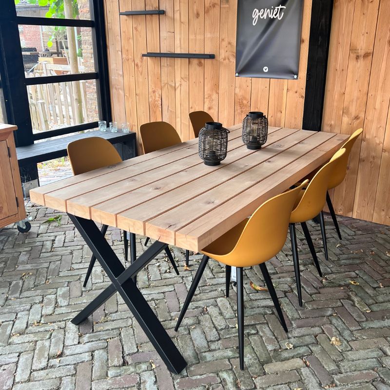 eucalyptus tuintafel met plat stalen x-poten
