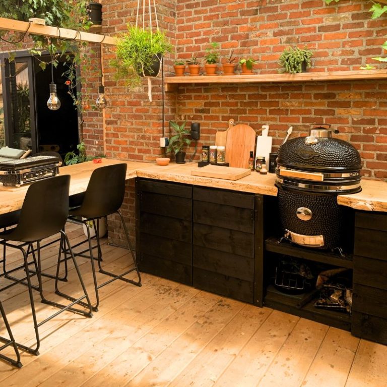 maatwerk buitenkeuken met yakiniku kamado onder overkapping