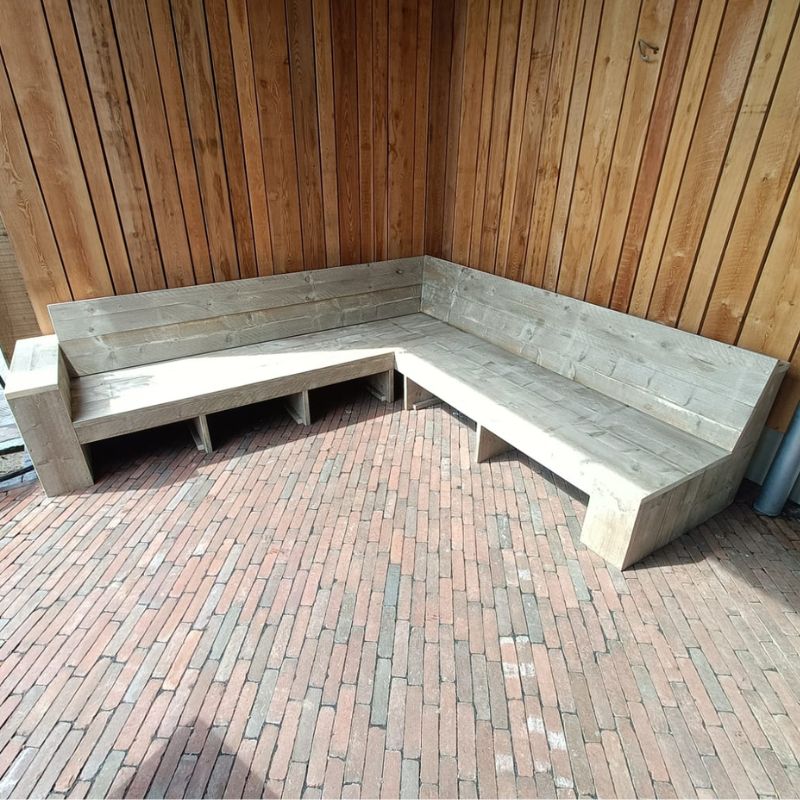 steigerhouten hoekbank van steigerhout onder de overkapping steigerhouten hoekbank van steigerhout onder de overkapping