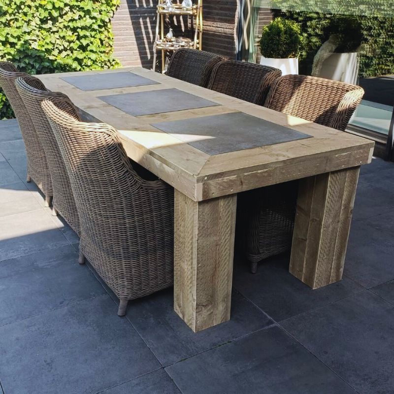 steigerhouten tuintafel met tegels in het blad